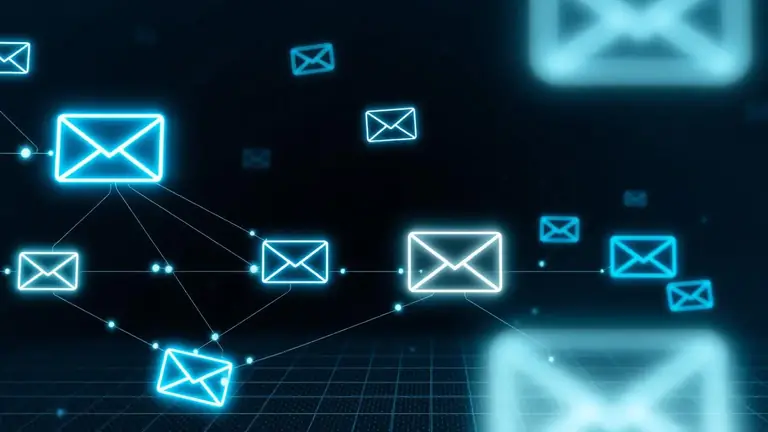 Lysende e-mail-ikoner forbundet i automatiserede flows på mørk baggrund